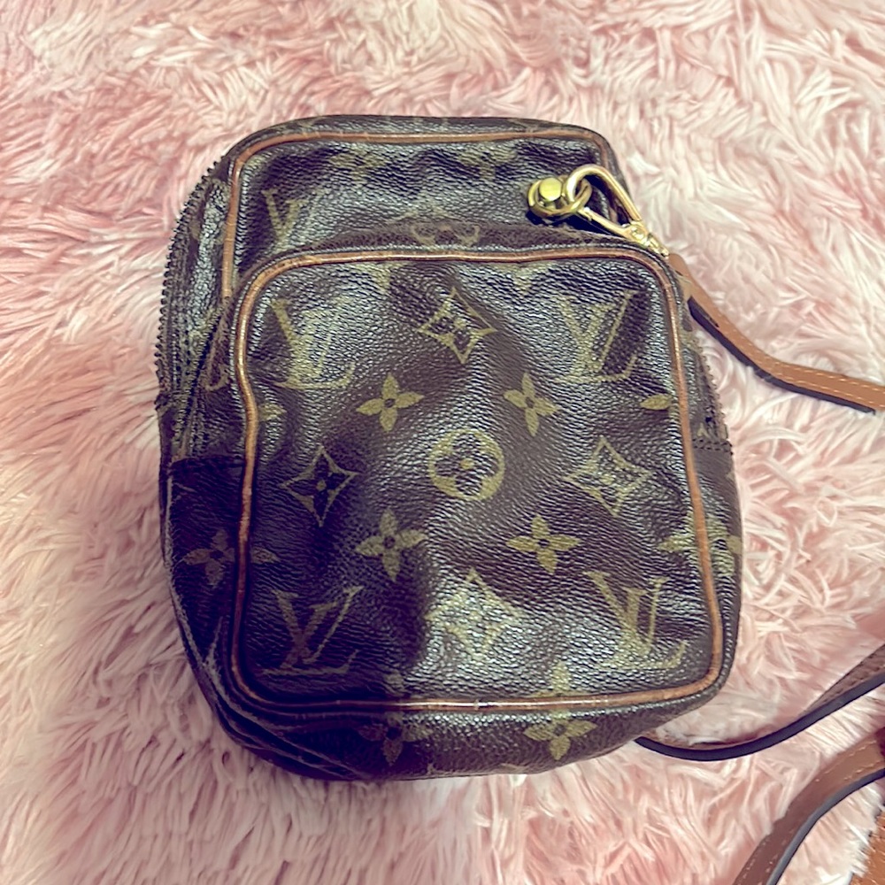LOUIS VUITTON CROSSBODY